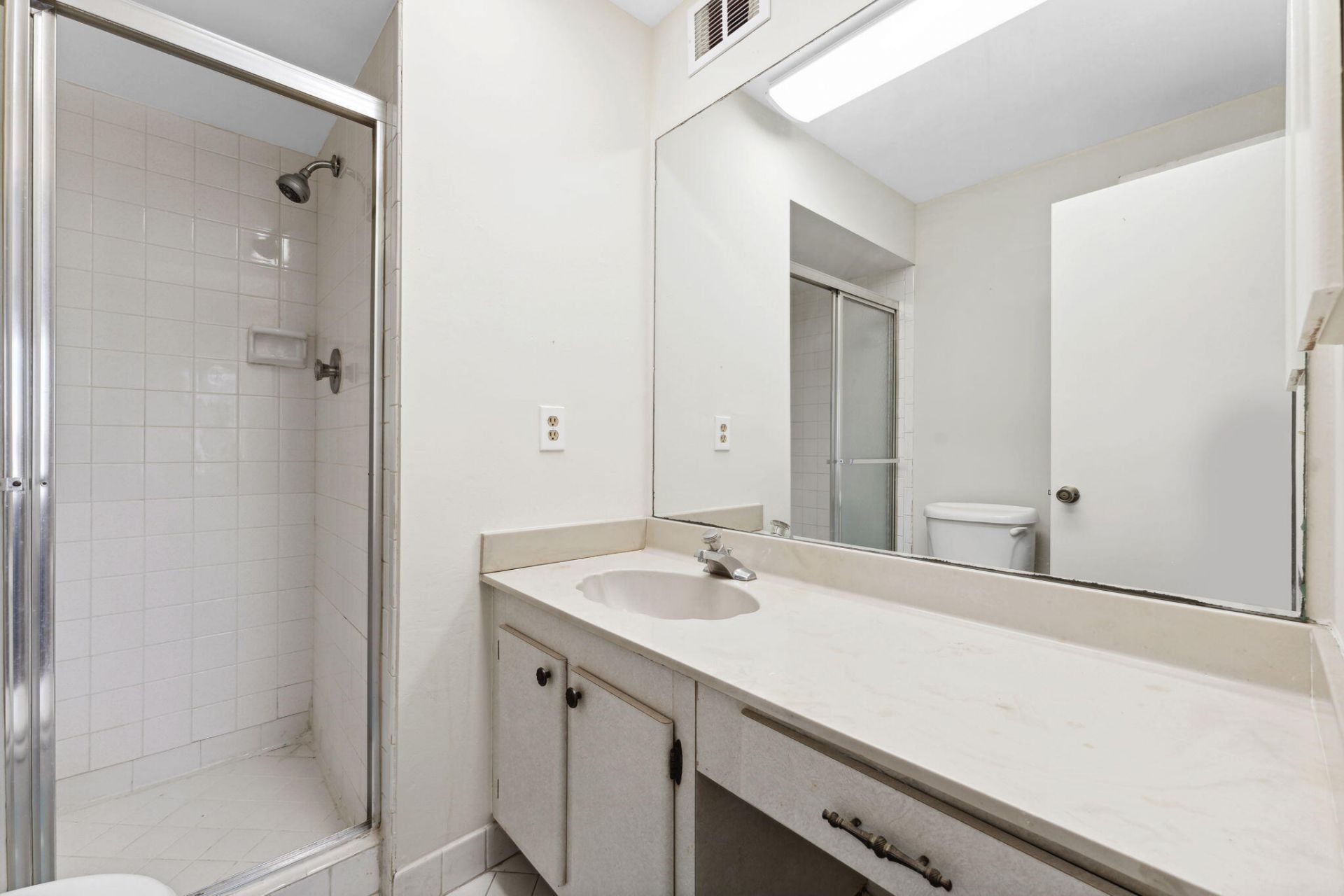 1638 Embassy Drive, Unit 410, West Palm Beach, FL 33401 Photo