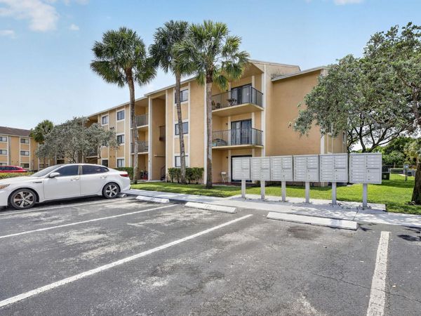 300 Palm Circle W, Pembroke Pines, FL 33025