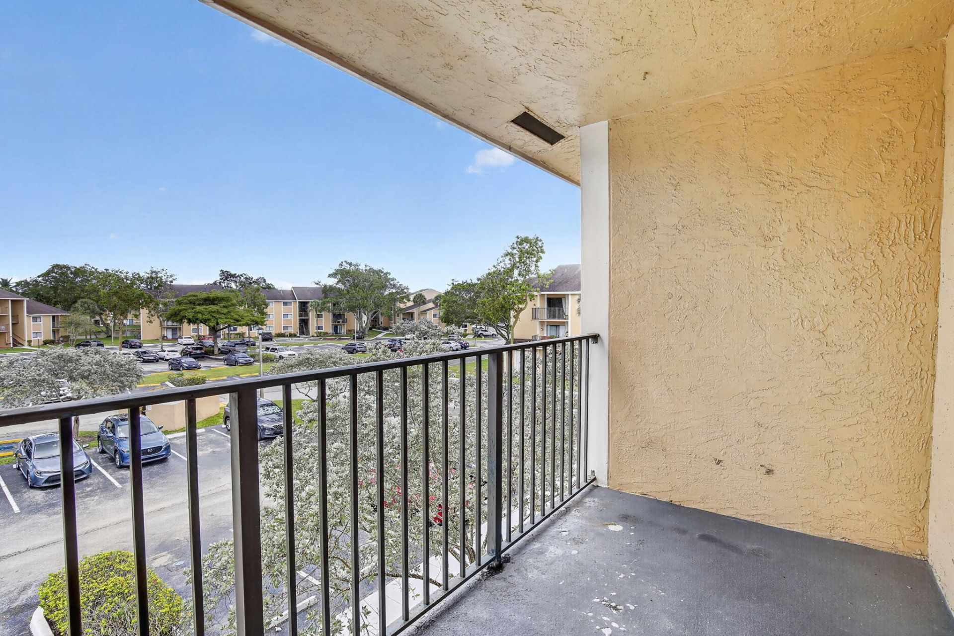 300 Palm Circle W, Pembroke Pines, FL 33025 Photo