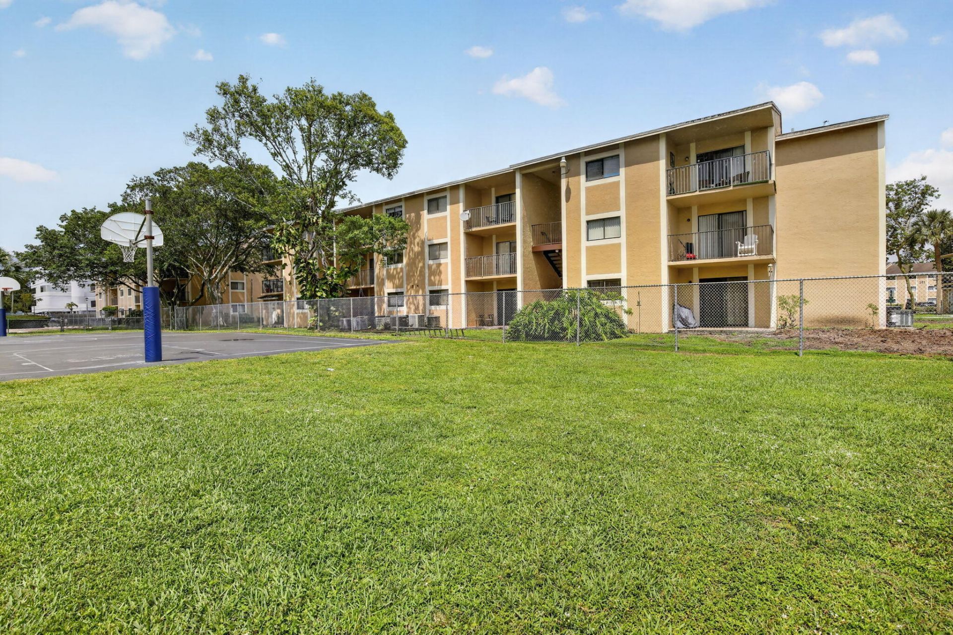 300 Palm Circle W, Pembroke Pines, FL 33025 Photo