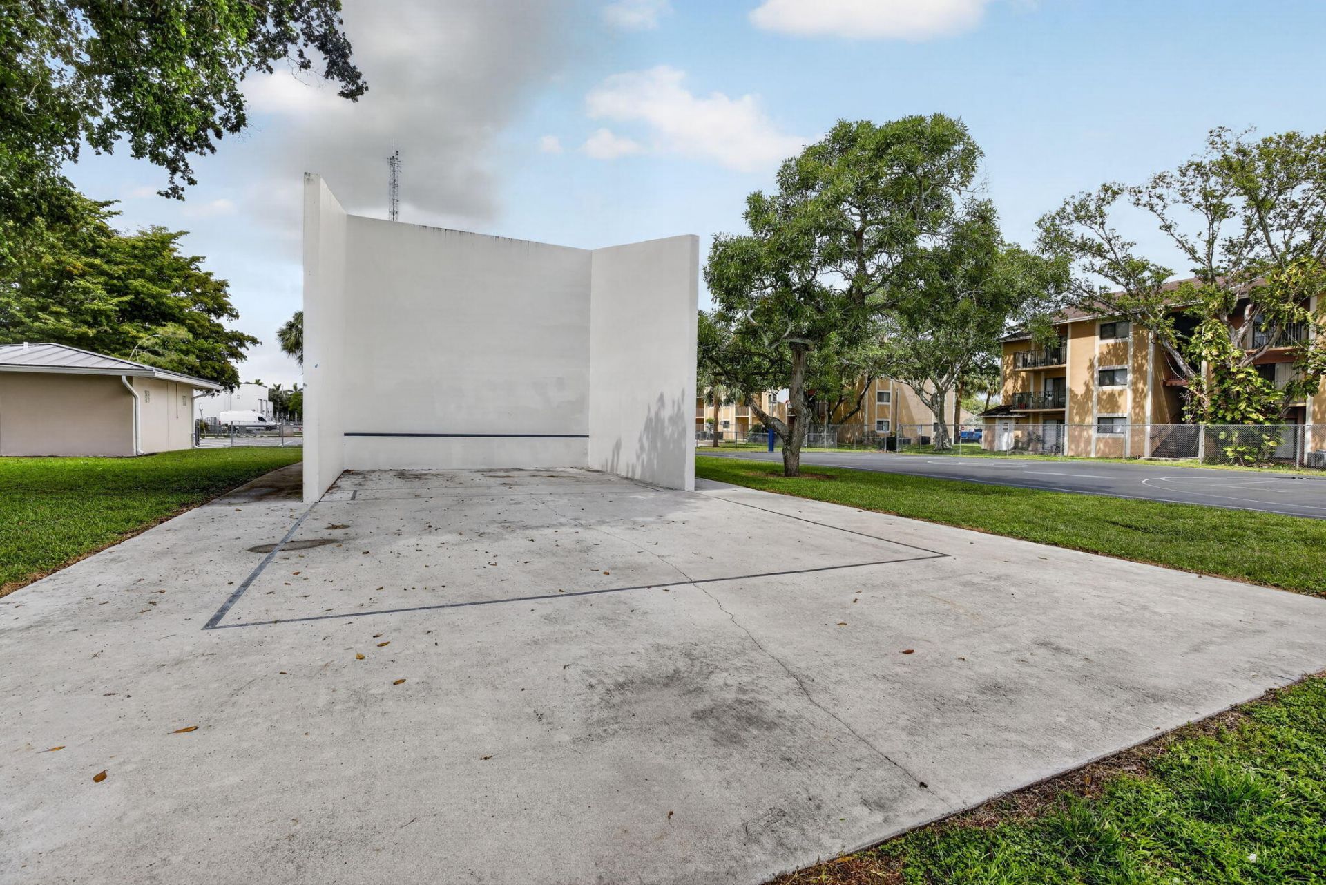 300 Palm Circle W, Pembroke Pines, FL 33025 Photo