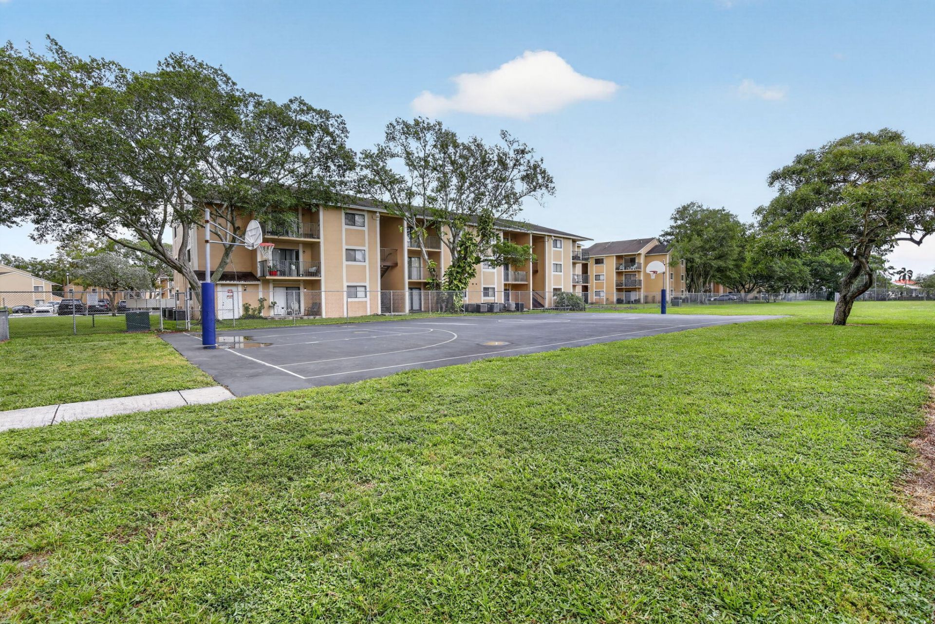 300 Palm Circle W, Pembroke Pines, FL 33025 Photo