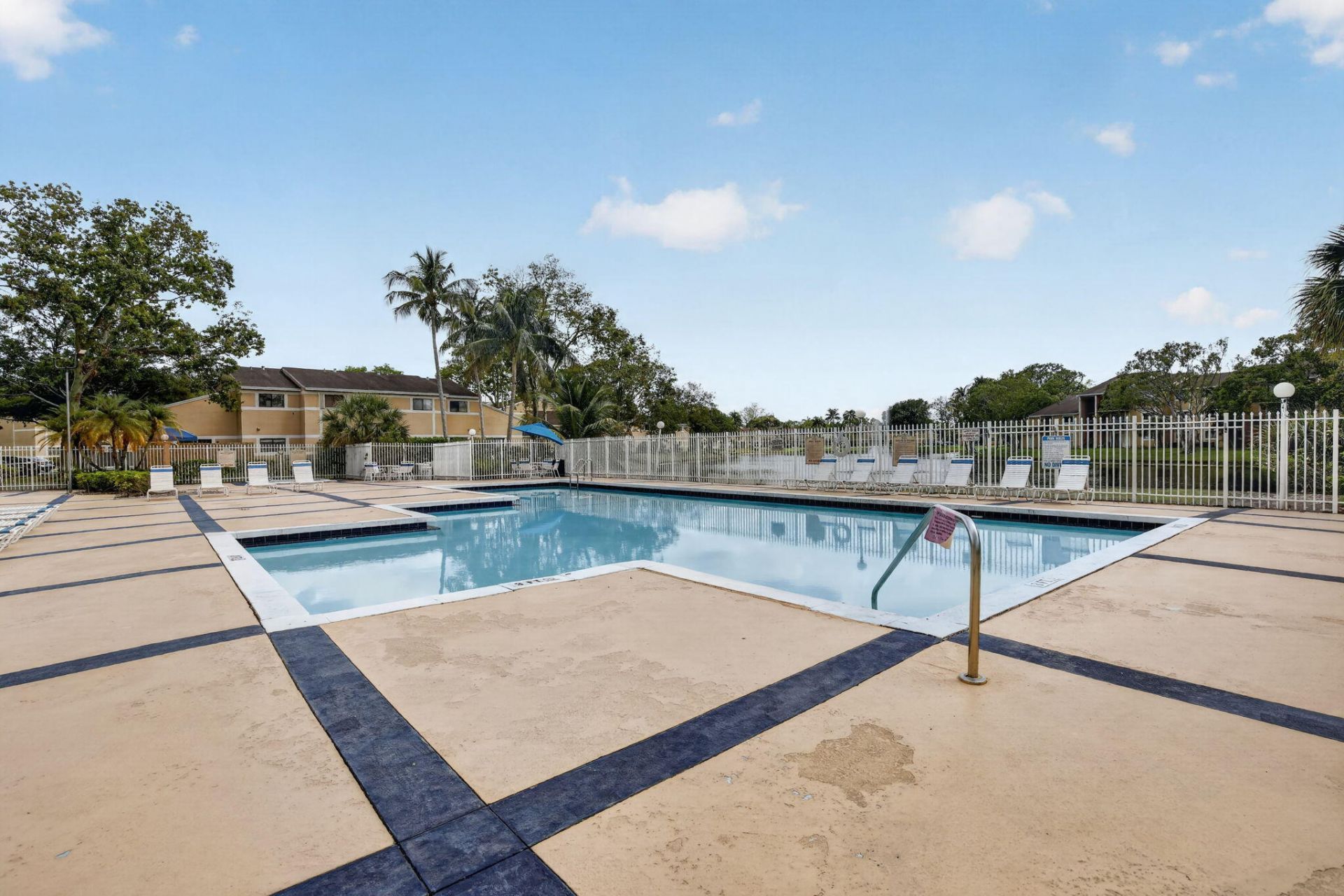 300 Palm Circle W, Pembroke Pines, FL 33025 Photo