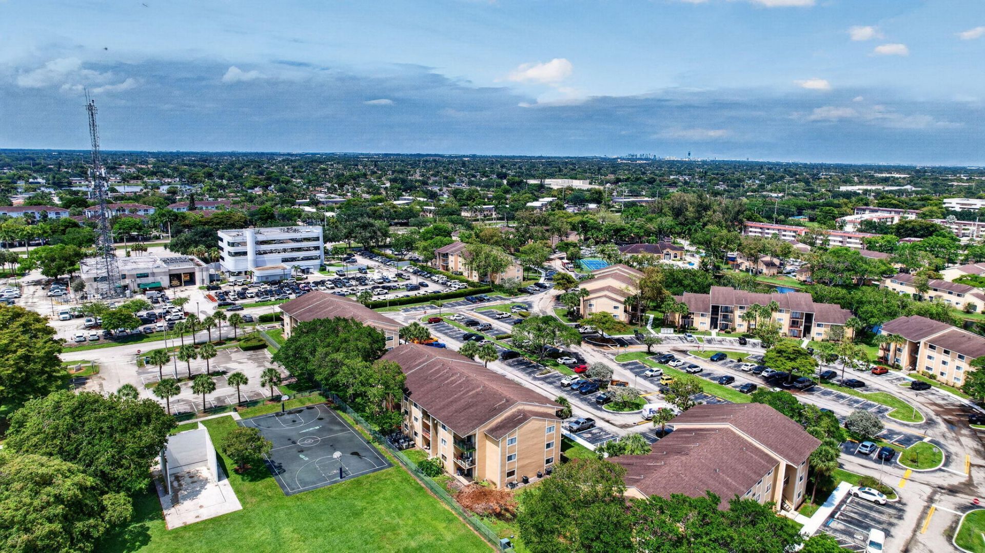 300 Palm Circle W, Pembroke Pines, FL 33025 Photo