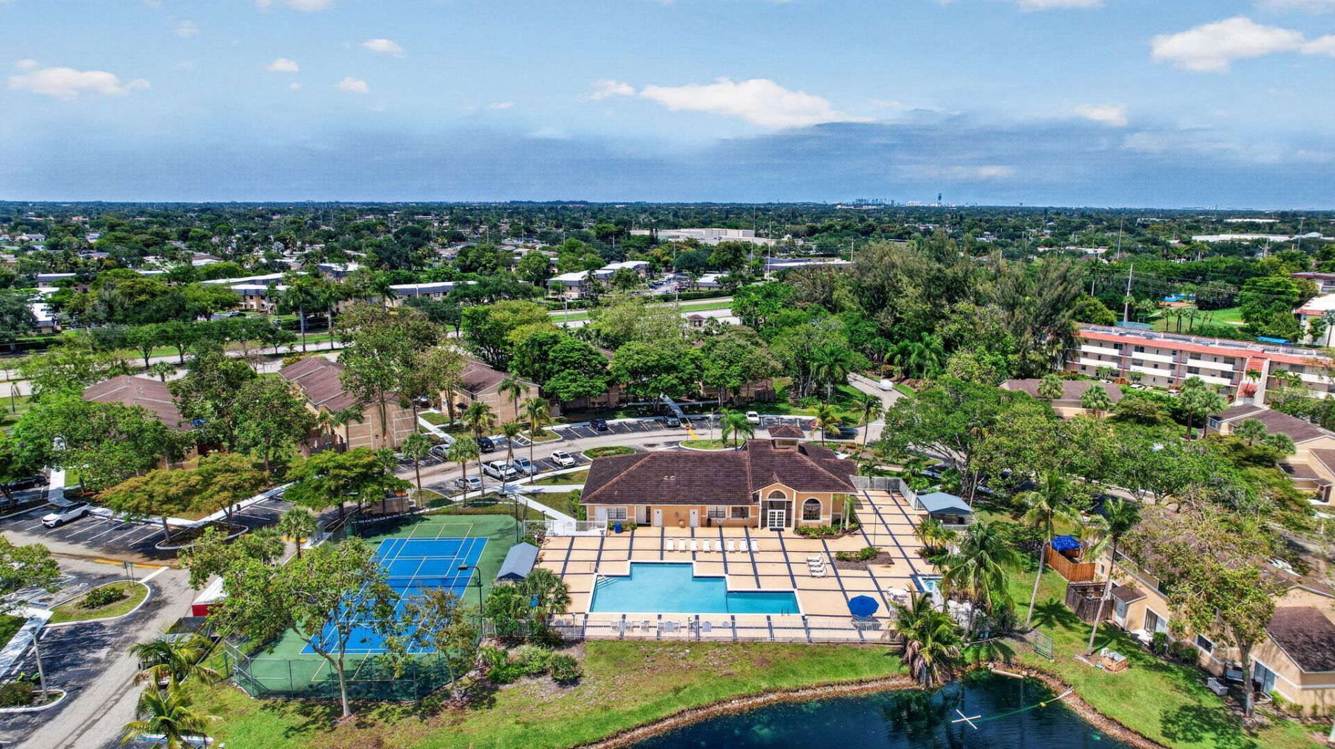 300 Palm Circle W, Pembroke Pines, FL 33025 Photo
