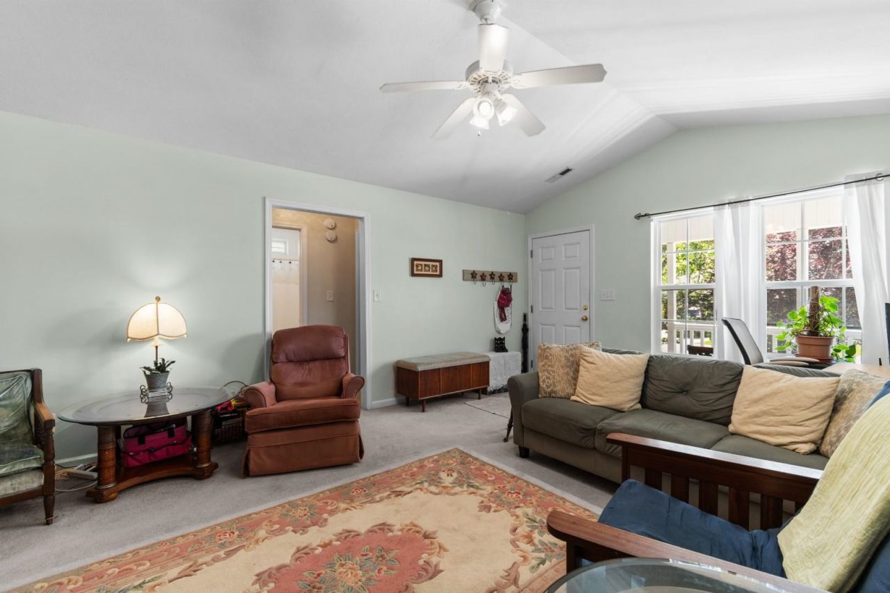 5008 Blue Spruce Ln. Photo 7