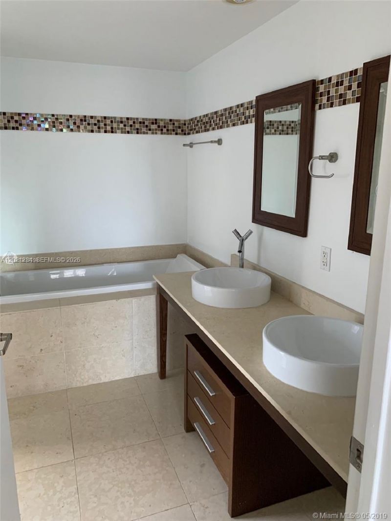 475 Brickell Ave , Unit 1813, Miami, FL 33131 Photo