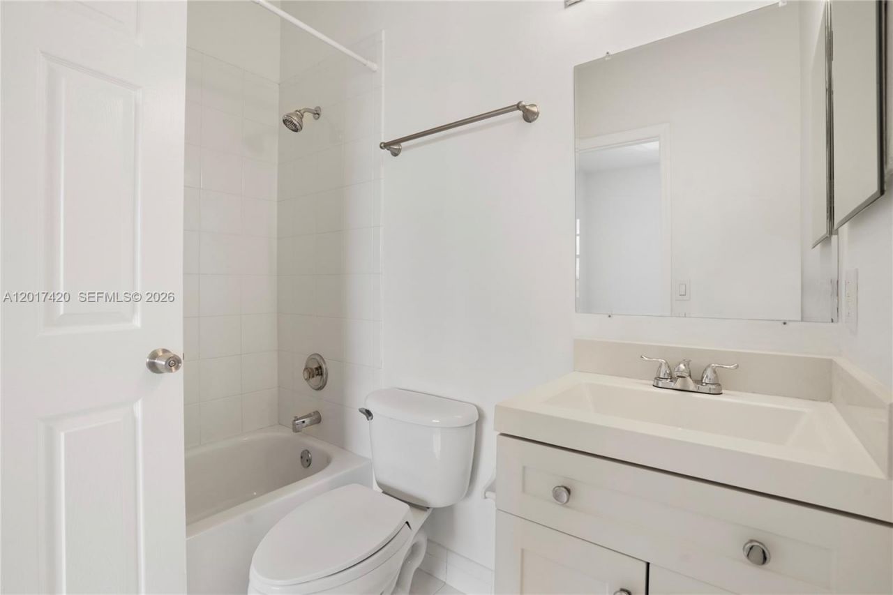 5610 NW 114th Pl , Unit 205, Doral, FL 33178 Photo