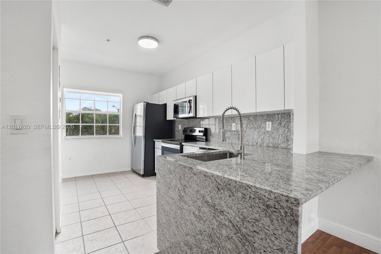 5610 NW 114th Pl , Unit 205, Doral, FL 33178 Photo