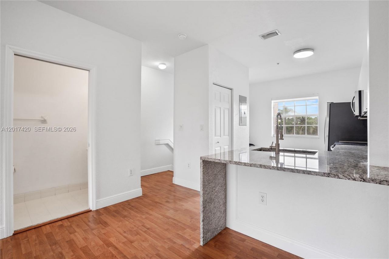 5610 NW 114th Pl , Unit 205, Doral, FL 33178 Photo