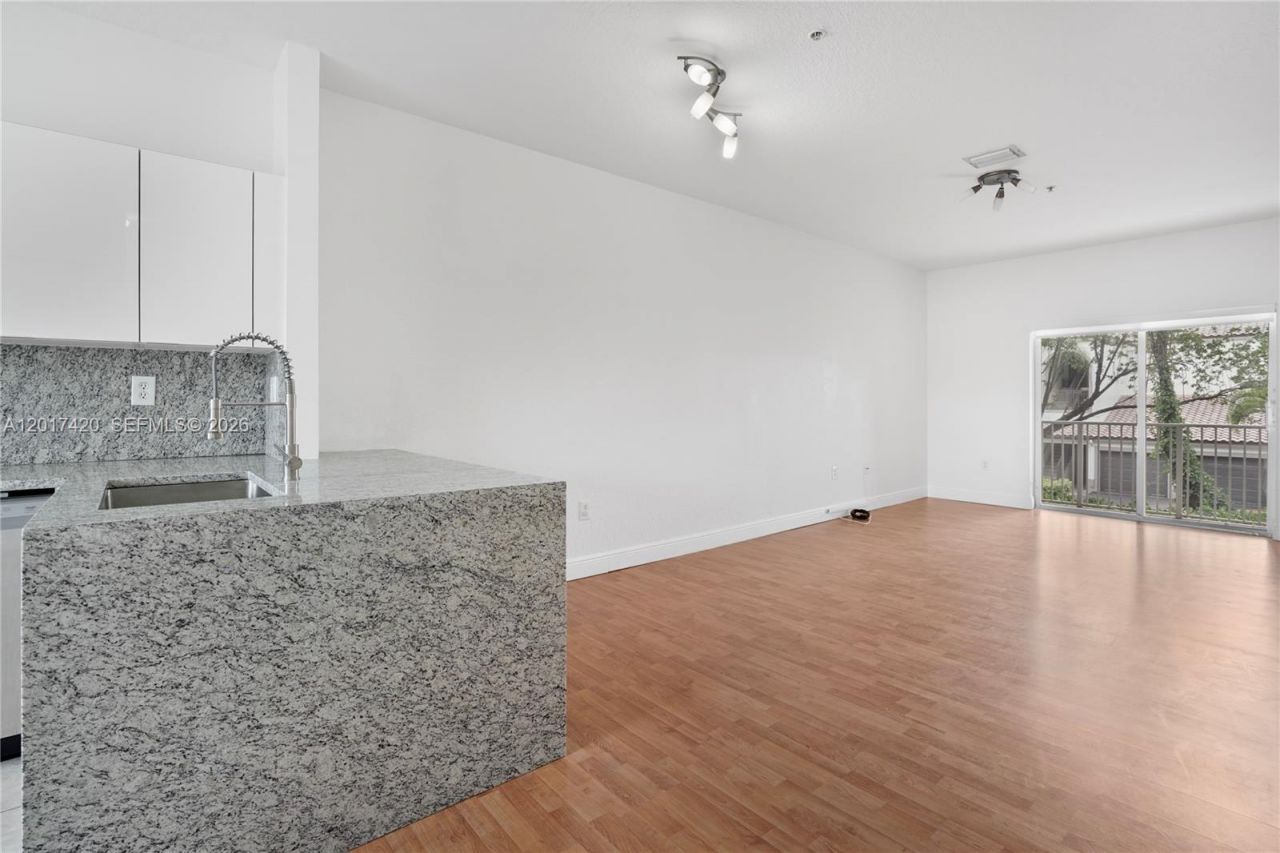 5610 NW 114th Pl , Unit 205, Doral, FL 33178 Photo