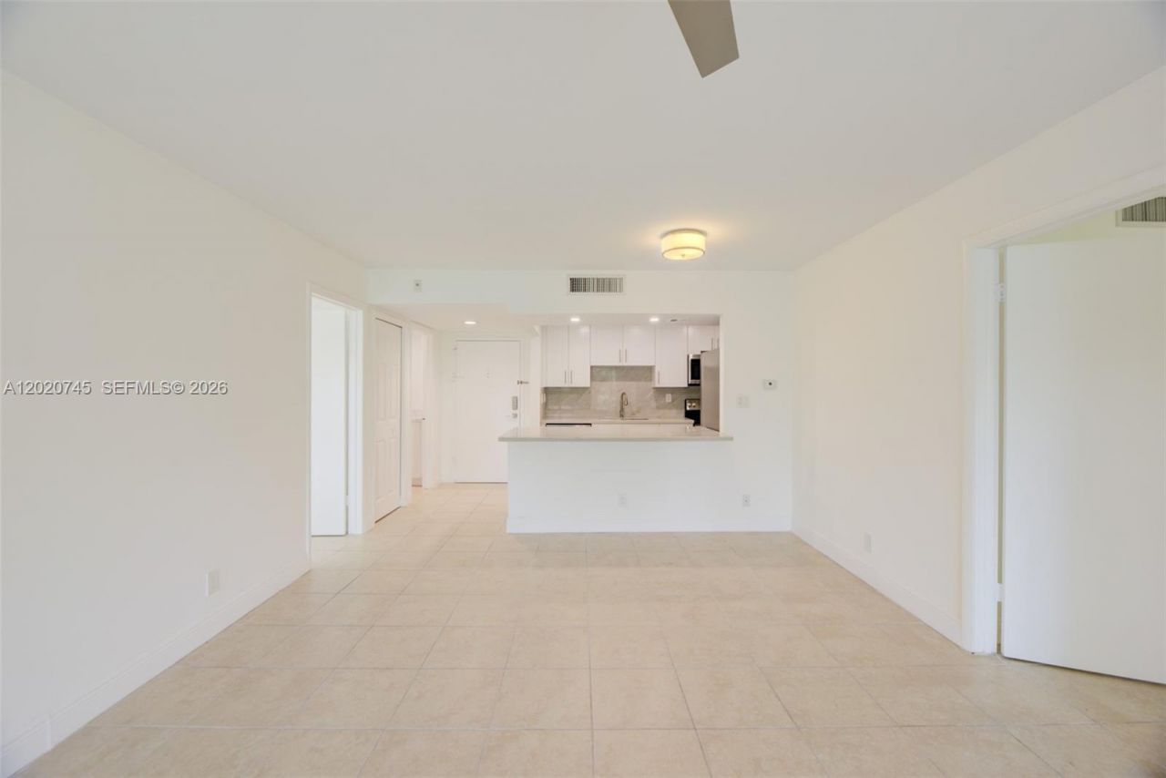 200 Lakeview Dr, Unit 211, Weston, FL 33326 Photo