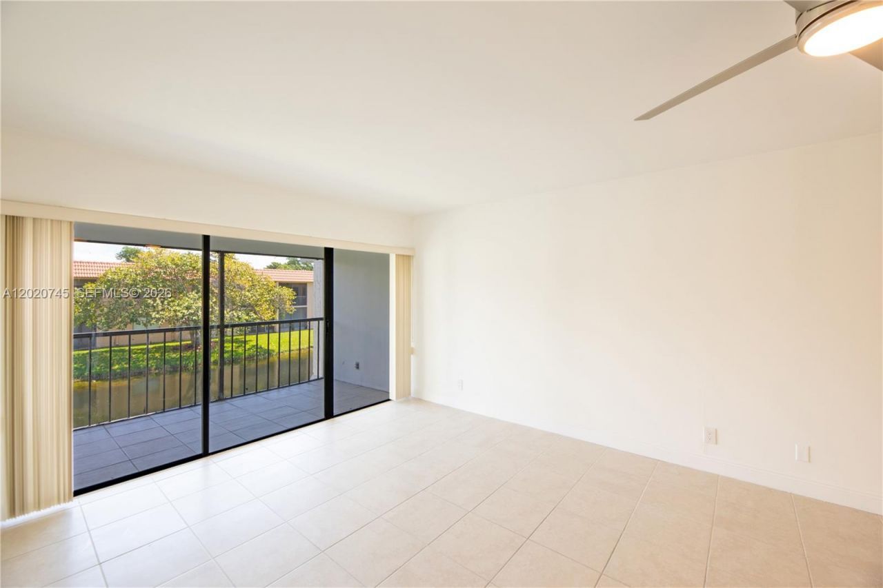 200 Lakeview Dr, Unit 211, Weston, FL 33326 Photo
