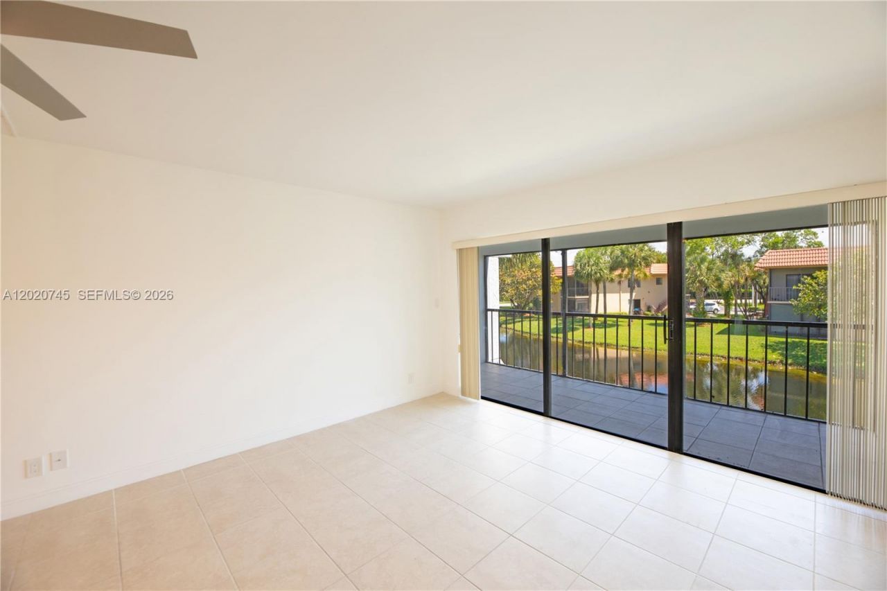 200 Lakeview Dr, Unit 211, Weston, FL 33326 Photo