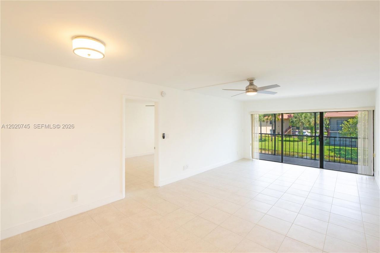 200 Lakeview Dr, Unit 211, Weston, FL 33326 Photo