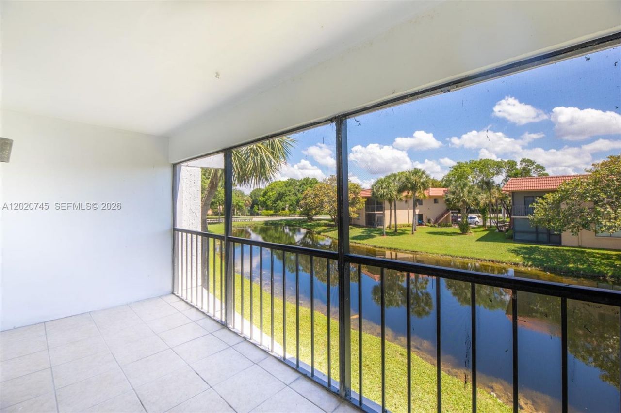 200 Lakeview Dr, Unit 211, Weston, FL 33326 Photo