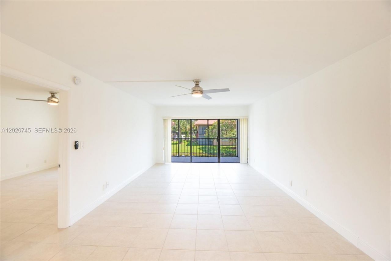200 Lakeview Dr, Unit 211, Weston, FL 33326 Photo