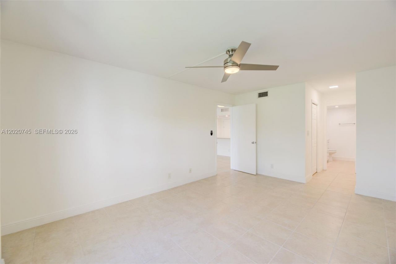 200 Lakeview Dr, Unit 211, Weston, FL 33326 Photo