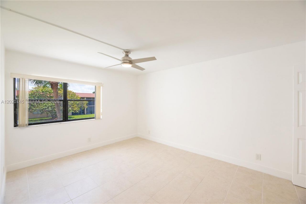 200 Lakeview Dr, Unit 211, Weston, FL 33326 Photo