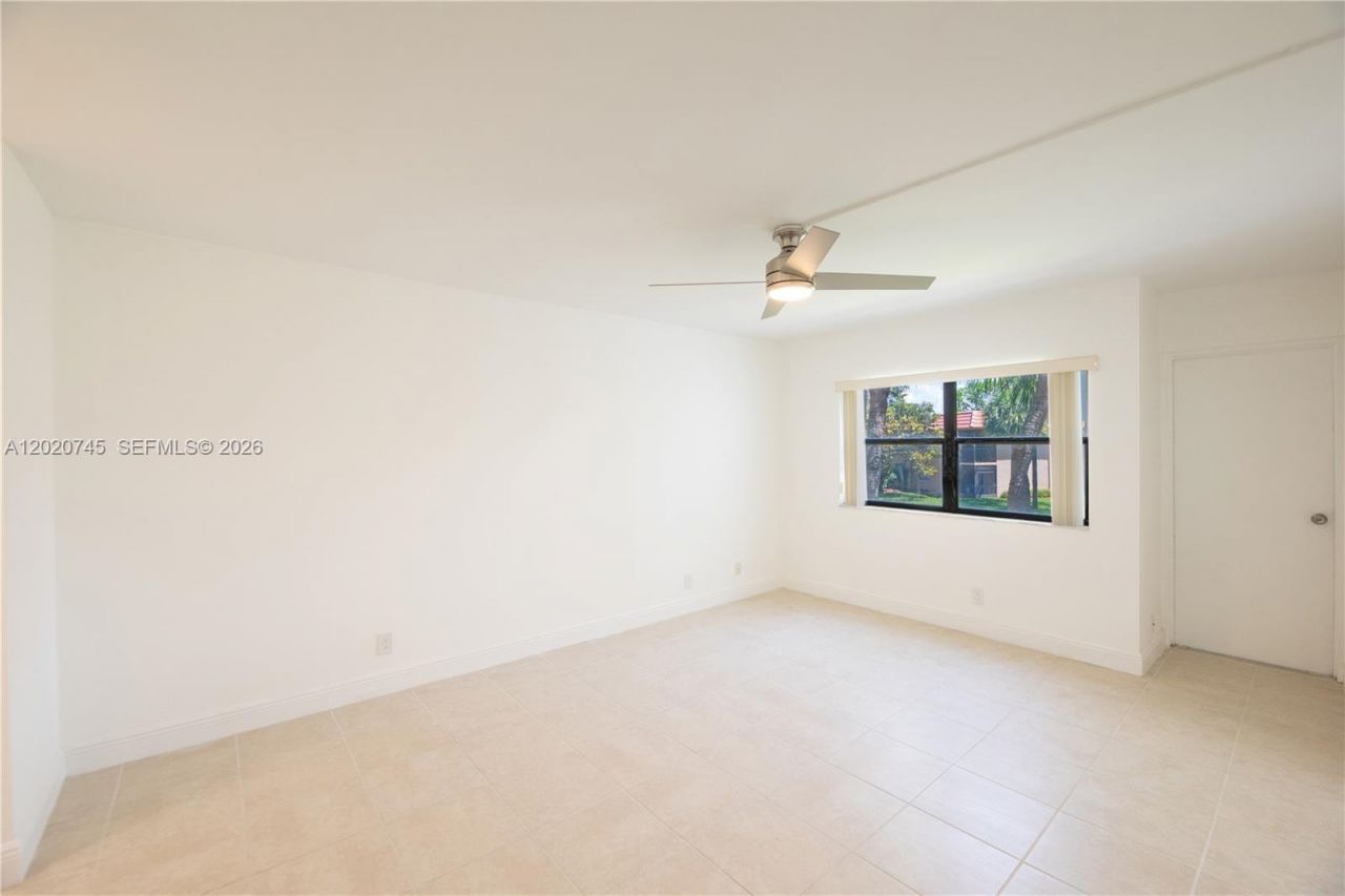 200 Lakeview Dr, Unit 211, Weston, FL 33326 Photo