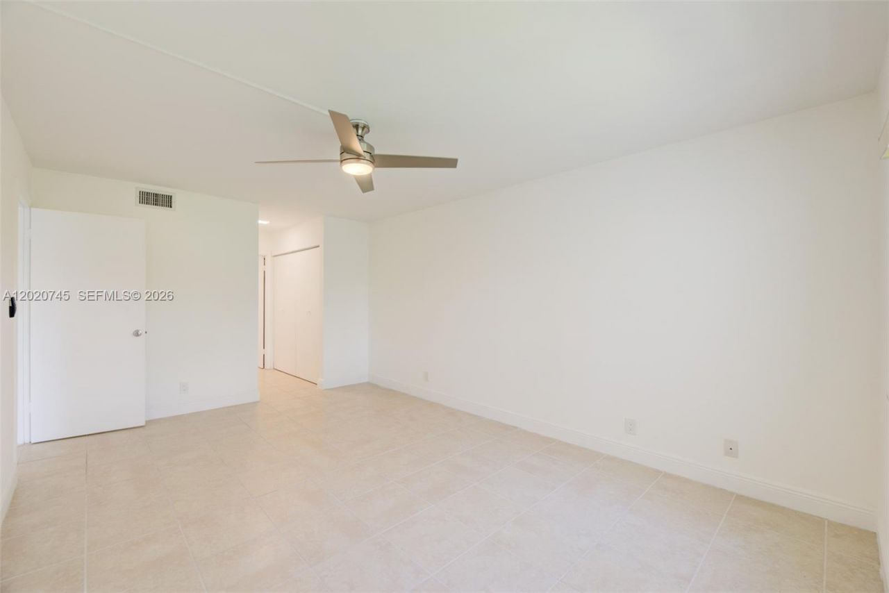 200 Lakeview Dr, Unit 211, Weston, FL 33326 Photo
