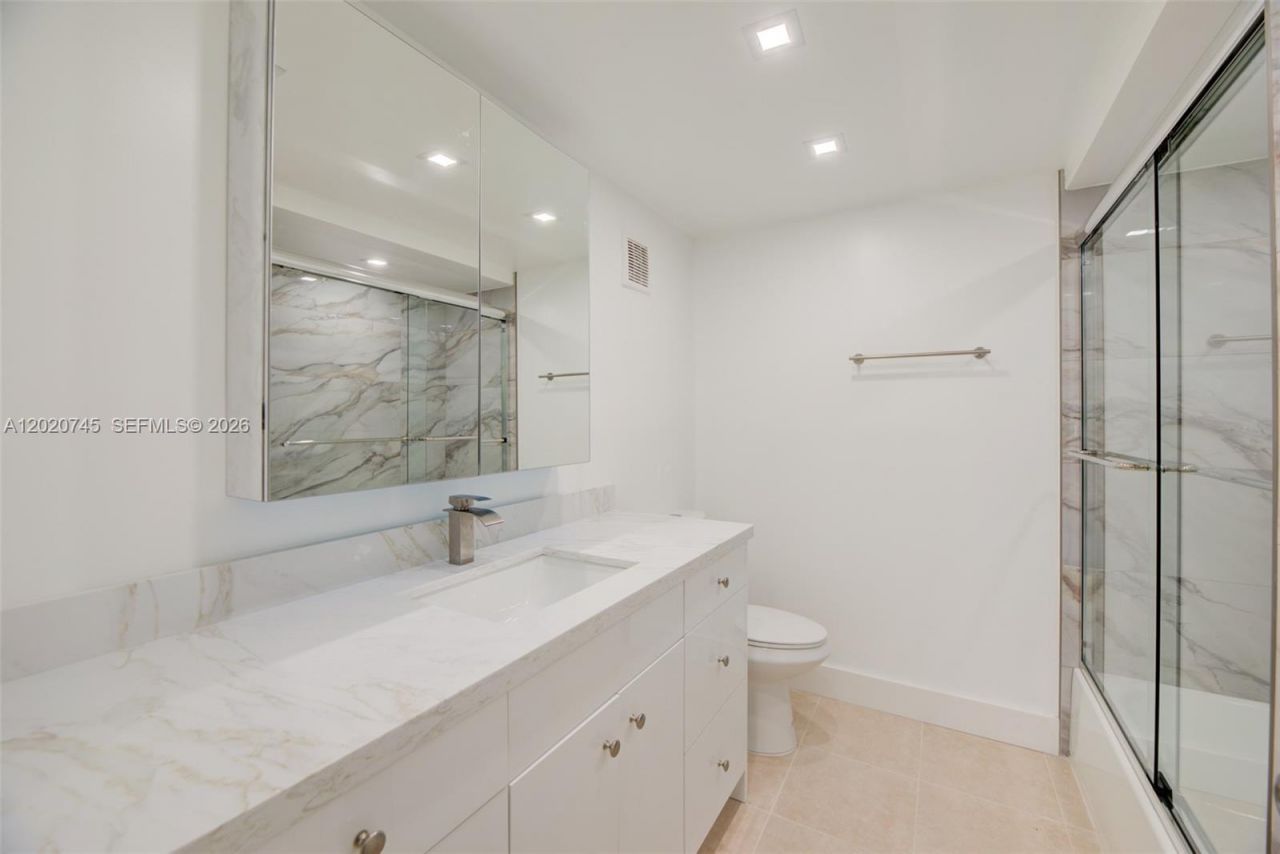 200 Lakeview Dr, Unit 211, Weston, FL 33326 Photo
