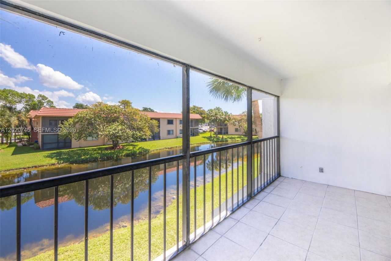 200 Lakeview Dr, Unit 211, Weston, FL 33326 Photo