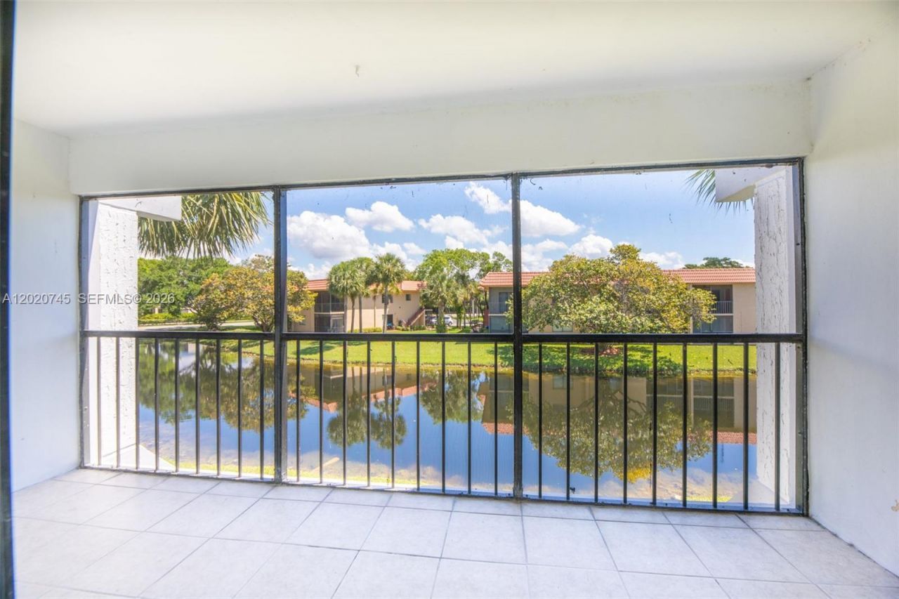 200 Lakeview Dr, Unit 211, Weston, FL 33326 Photo