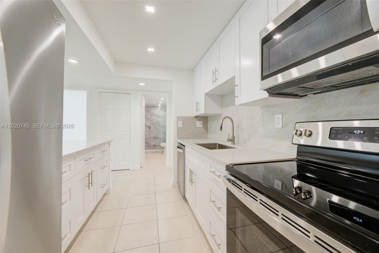 200 Lakeview Dr, Unit 211, Weston, FL 33326 Photo