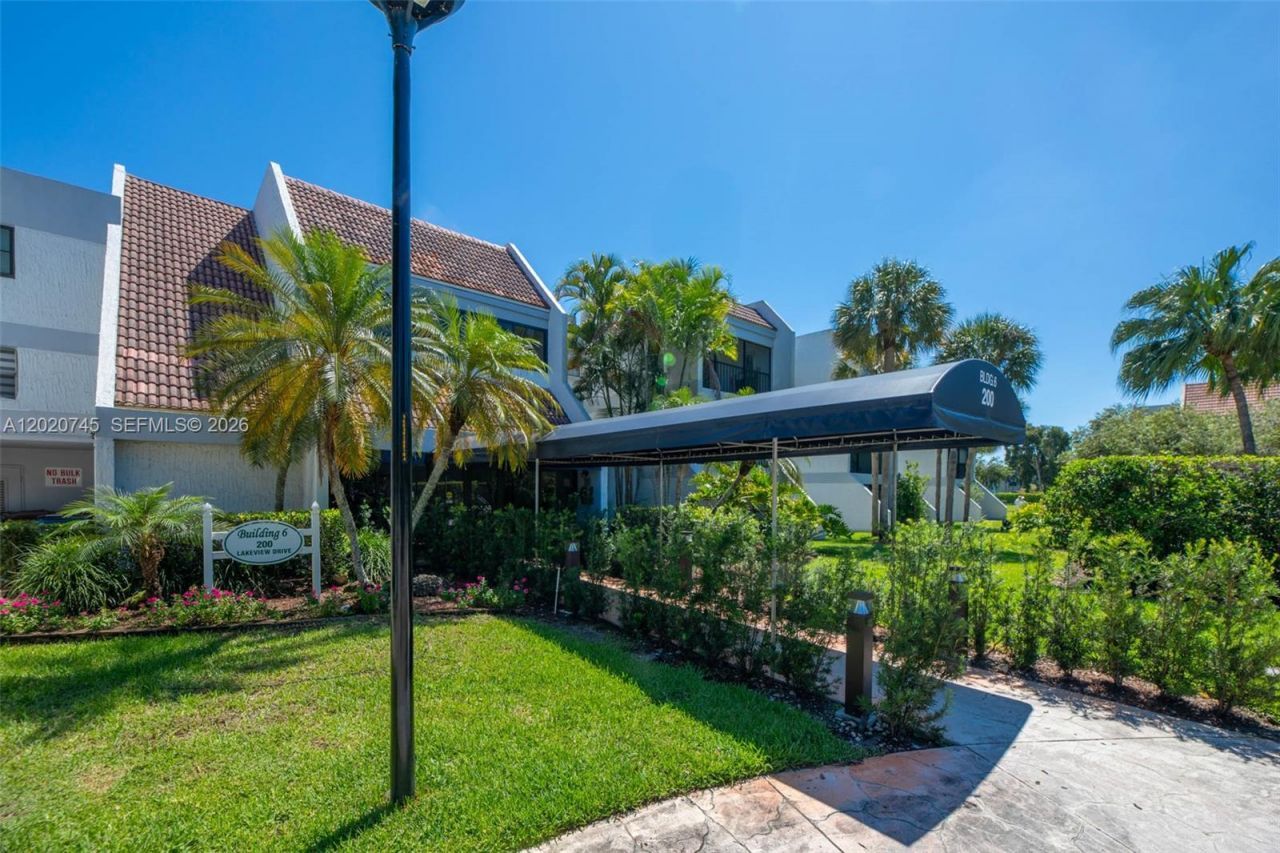 200 Lakeview Dr, Unit 211, Weston, FL 33326 Photo