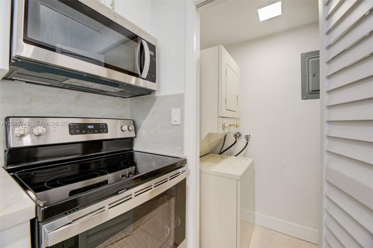 200 Lakeview Dr, Unit 211, Weston, FL 33326 Photo