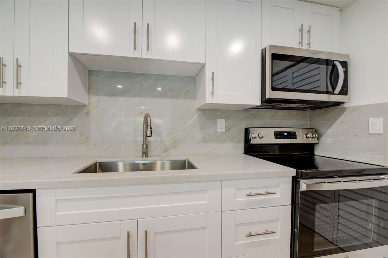 200 Lakeview Dr, Unit 211, Weston, FL 33326 Photo