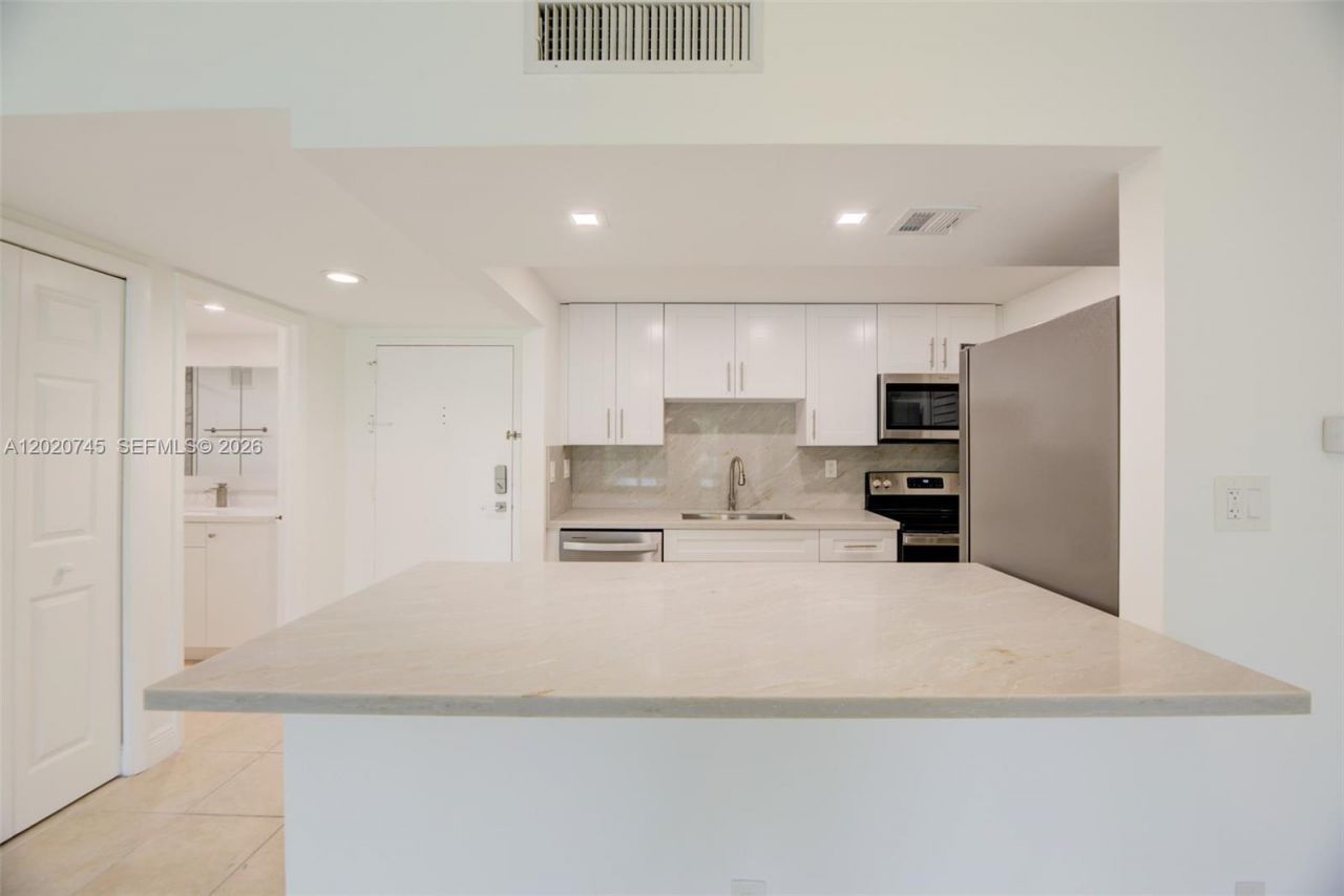 200 Lakeview Dr, Unit 211, Weston, FL 33326 Photo
