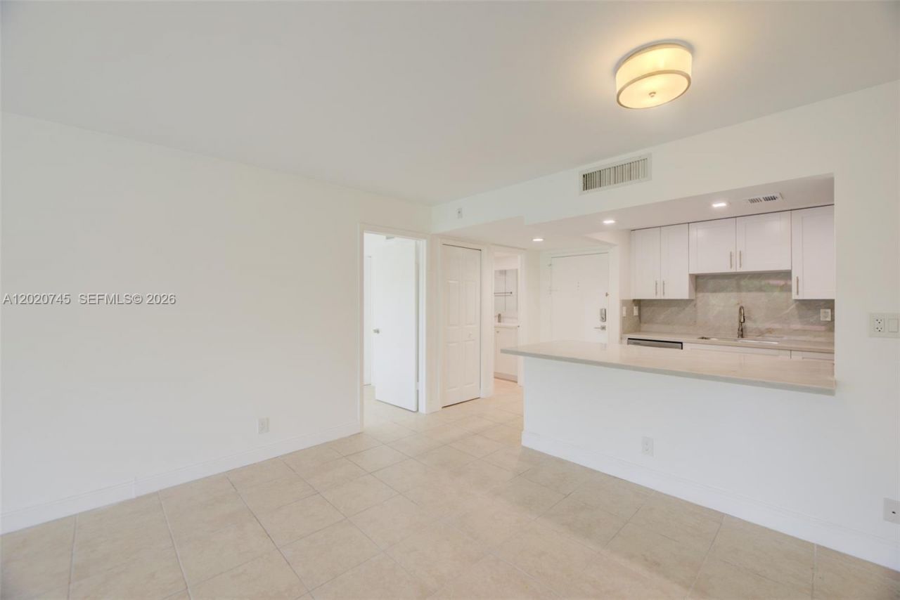 200 Lakeview Dr, Unit 211, Weston, FL 33326 Photo