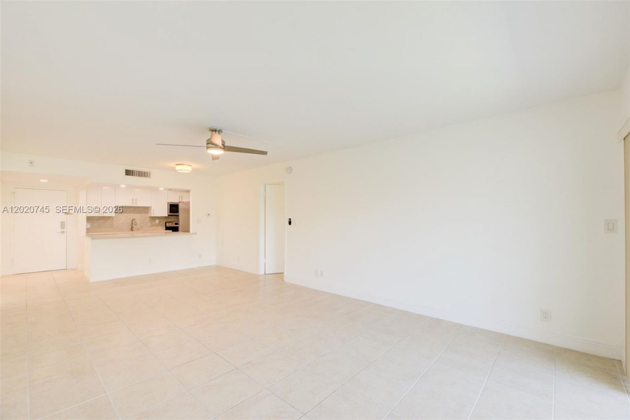 200 Lakeview Dr, Unit 211, Weston, FL 33326 Photo