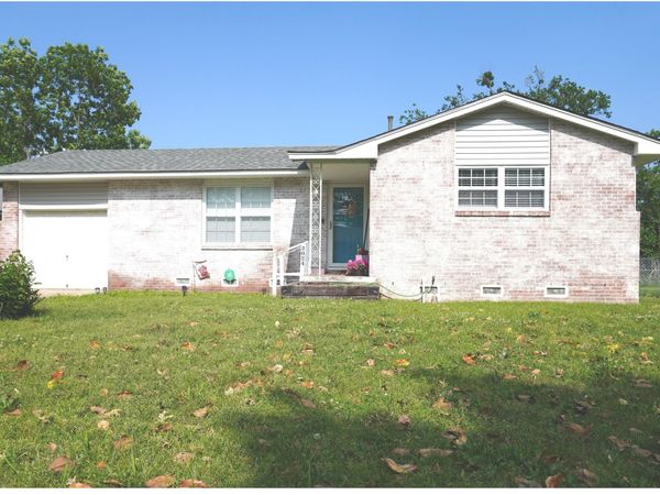 2024 E St NW, Miami, OK 74354