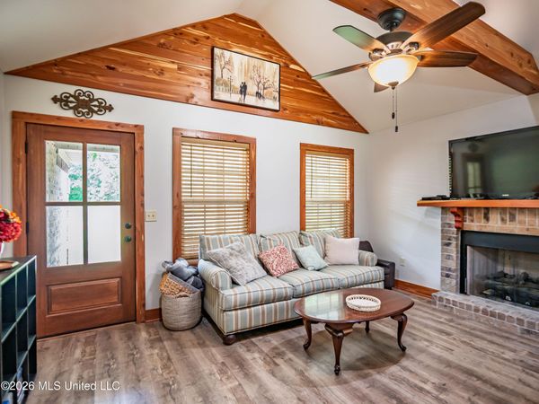 608 County Road 428 , Paris, MS 38949