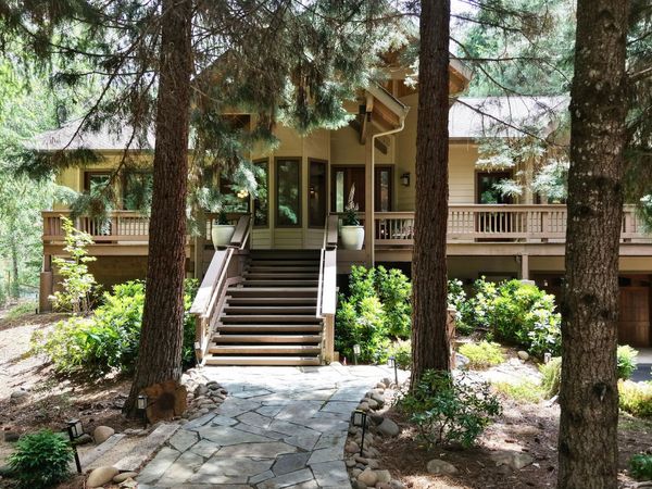 38 Meadow Lane, Shady Cove, OR 97539