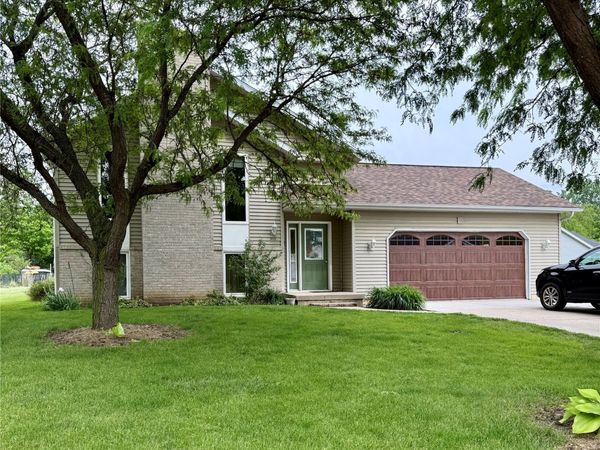 355 Wolf Valley Road, Hiawatha, IA 52233