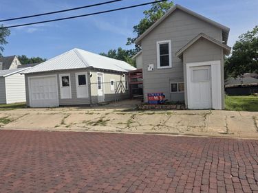 614 8th Street , Fairbury, NE 68352