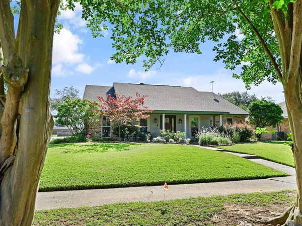 9979 Hackberry Dr, Baton Rouge, LA 70809