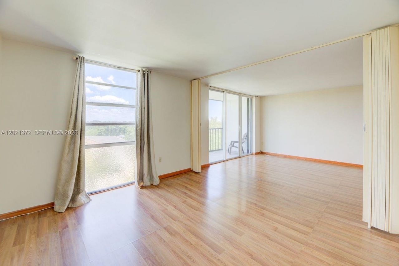 2500 NE 135th St , Unit B506, North Miami, FL 33181 Photo