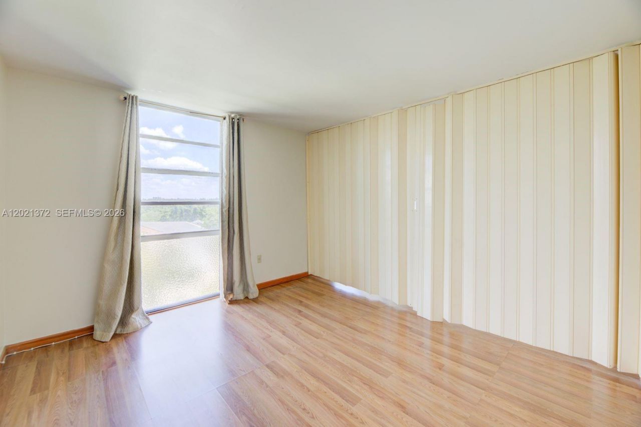 2500 NE 135th St , Unit B506, North Miami, FL 33181 Photo