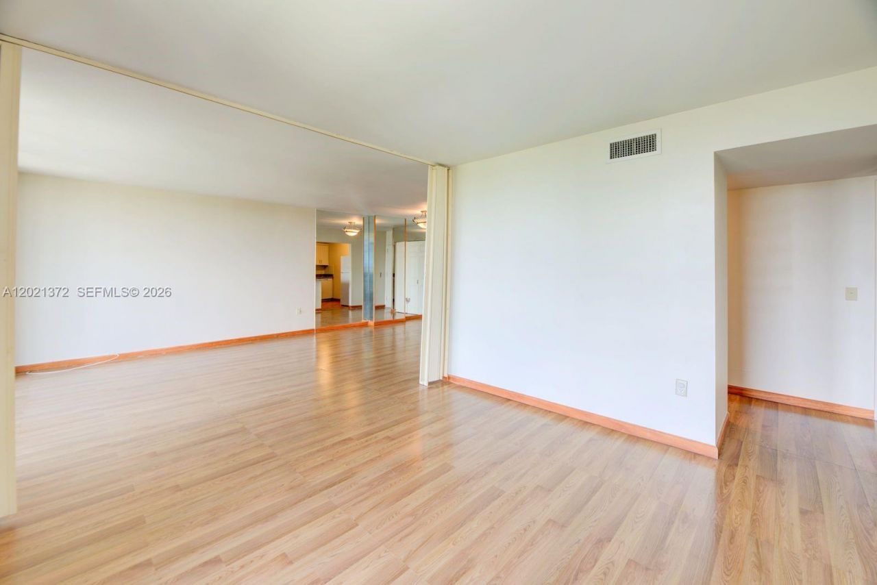 2500 NE 135th St , Unit B506, North Miami, FL 33181 Photo