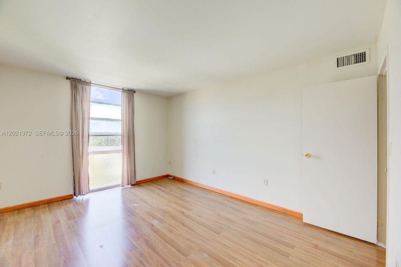 2500 NE 135th St , Unit B506, North Miami, FL 33181 Photo