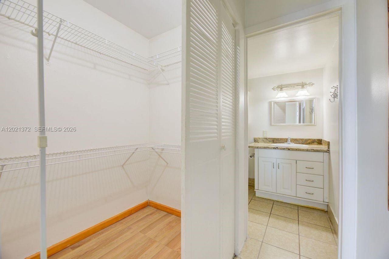2500 NE 135th St , Unit B506, North Miami, FL 33181 Photo