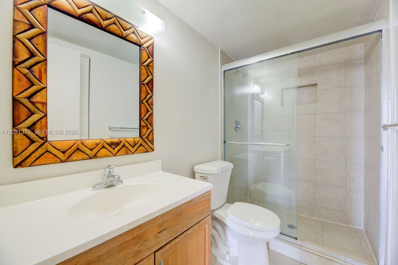 2500 NE 135th St , Unit B506, North Miami, FL 33181 Photo