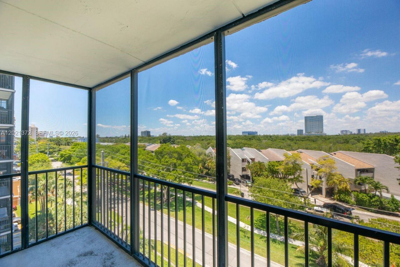 2500 NE 135th St , Unit B506, North Miami, FL 33181 Photo