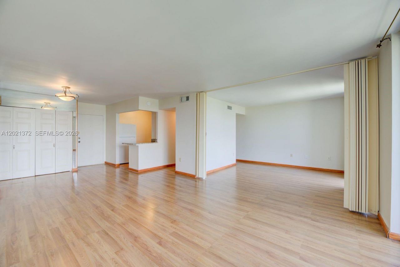 2500 NE 135th St , Unit B506, North Miami, FL 33181 Photo
