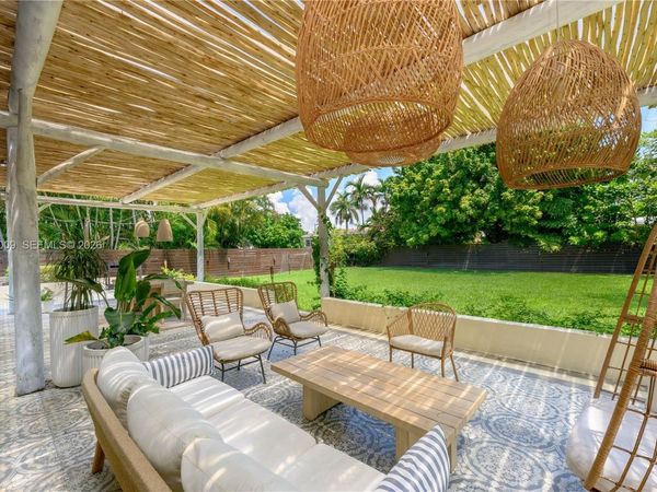 465 NE 112th St , Miami, FL 33161